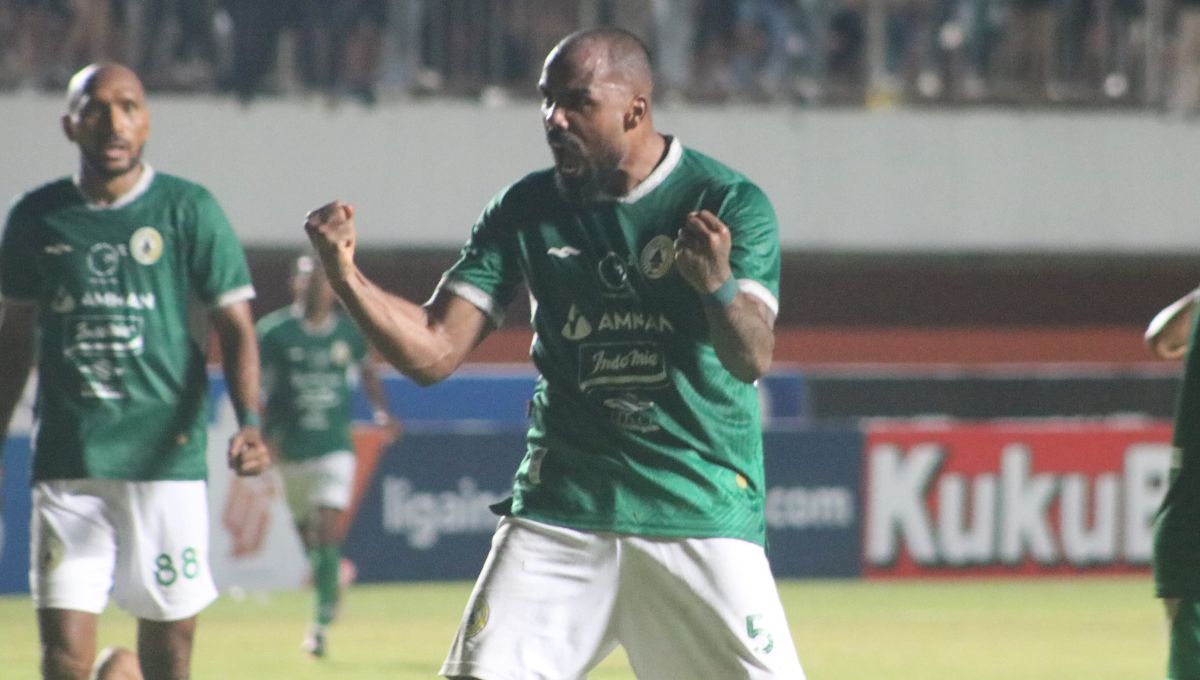 Ekspresi bek PSS, Thales Lira, setelah menghentikan serangan balik PSM dalam laga pekan ke-11 Liga 1 2023-2024 di Stadion Maguwoharjo, Minggu (3/9/23). Foto: Nofik Lukman Hakim Copyright: © Nofik Lukman Hakim/INDOSPORT