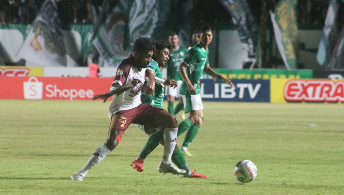 Duel Winger PSM Makassar, Yance Sayuri dengan bek PSS Sleman, Ibrahim Sanjaya di Liga 1 2023-2024. Foto: Nofik Lukman Hakim Copyright: © Nofik Lukman Hakim/INDOSPORT