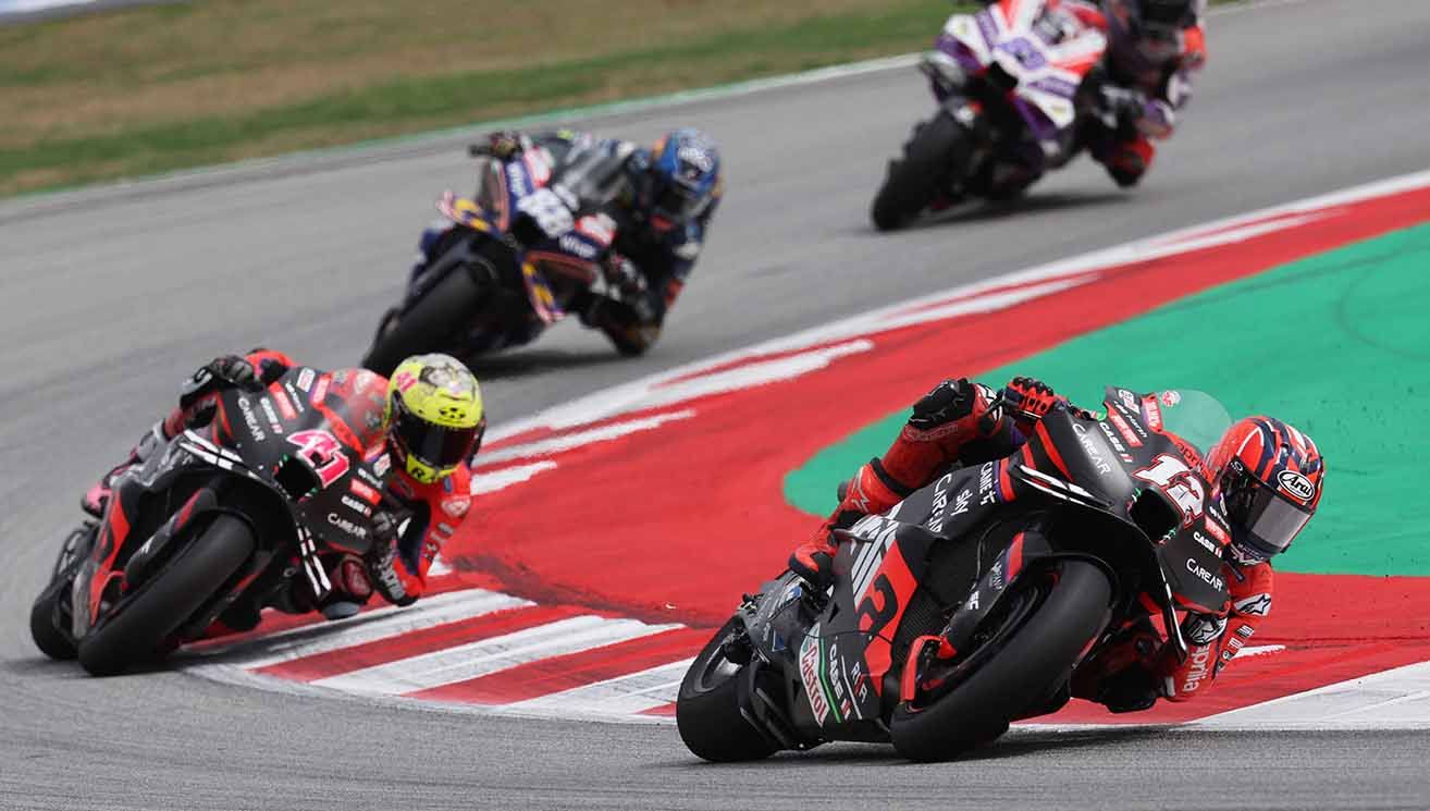 Pembalap Aleix Espargaro saling bersaing dengan Maverick Vinales pada balapan MotoGP di Sirkuit de Barcelona-Catalunya. (Foto: REUTERS/Nacho Doce) Copyright: © REUTERS/Nacho Doce