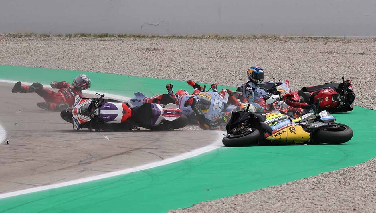 Link live streaming MotoGP India 2023 pada Minggu (24/9/23) pukul 17.00 WIB di Budd Circuit, bisa disaksikan di SPOTV, dan Marco Bezzecchi start terdepan. Copyright: © REUTERS/Nacho Doce