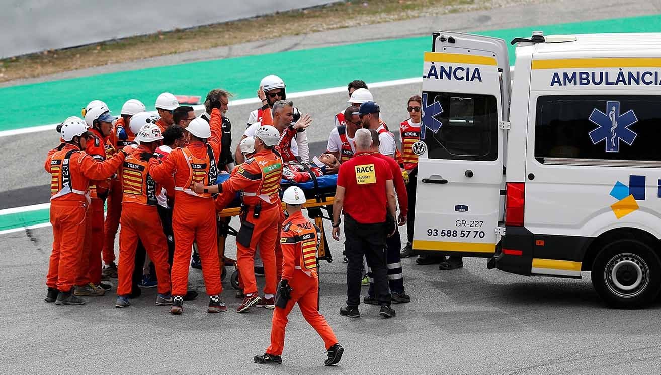 Pembalat Francesco Bagnaia mendapat perawatan medis usai mengalami kecelakaan saat balapan MotoGP di Sirkuit de Barcelona-Catalunya. (Foto: REUTERS/Bruna Casas) Copyright: © REUTERS/Bruna Casas