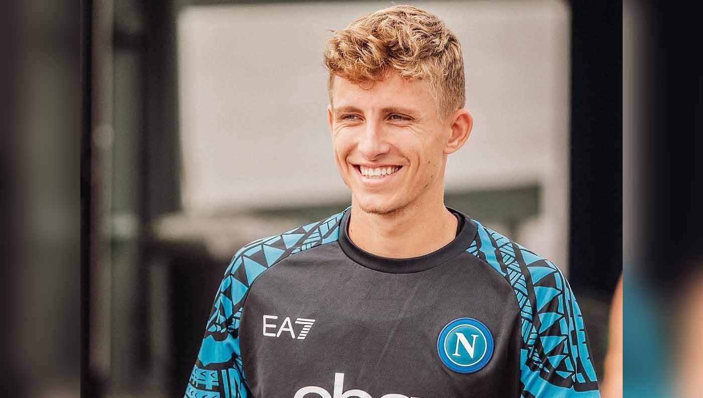 Pemain baru Napoli, Jesper Lindstrom, beri respons kejutan mengapa menolak mentah-mentah tawaran klub Liga Inggris (Premier League), Liverpool. Copyright: © Instagram@officialsscnapoli