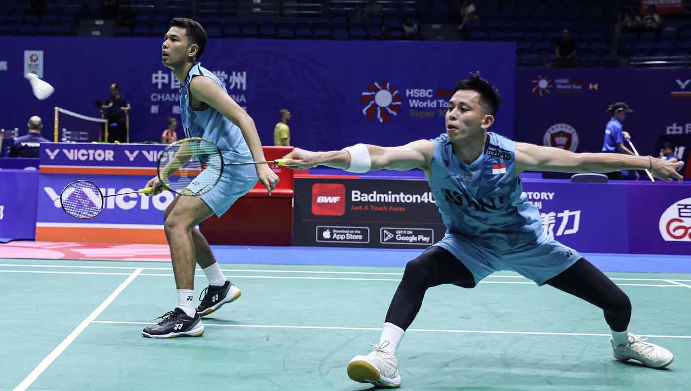 Aksi sportif Fajar Alfian/Muhammad Rian Ardianto melawan Su Ching Heng/Ye Hong Wei di Hong Kong Open 2023, jadi gunjingan panas badminton lovers. Copyright: © PBSI