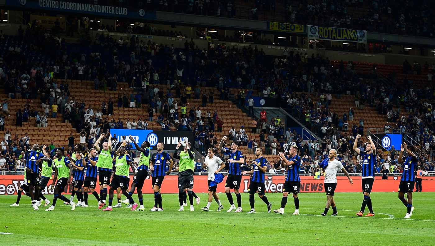 Fans Inter Milan boleh berharap klub mereka menjadi penguasa dominan Liga Italia (Serie A) lagi usai diisukan Sheikh Jassim Al-Thani siap melakukan akuisisi. (Foto: REUTERS/Massimo Pinca) Copyright: © REUTERS/Massimo Pinca