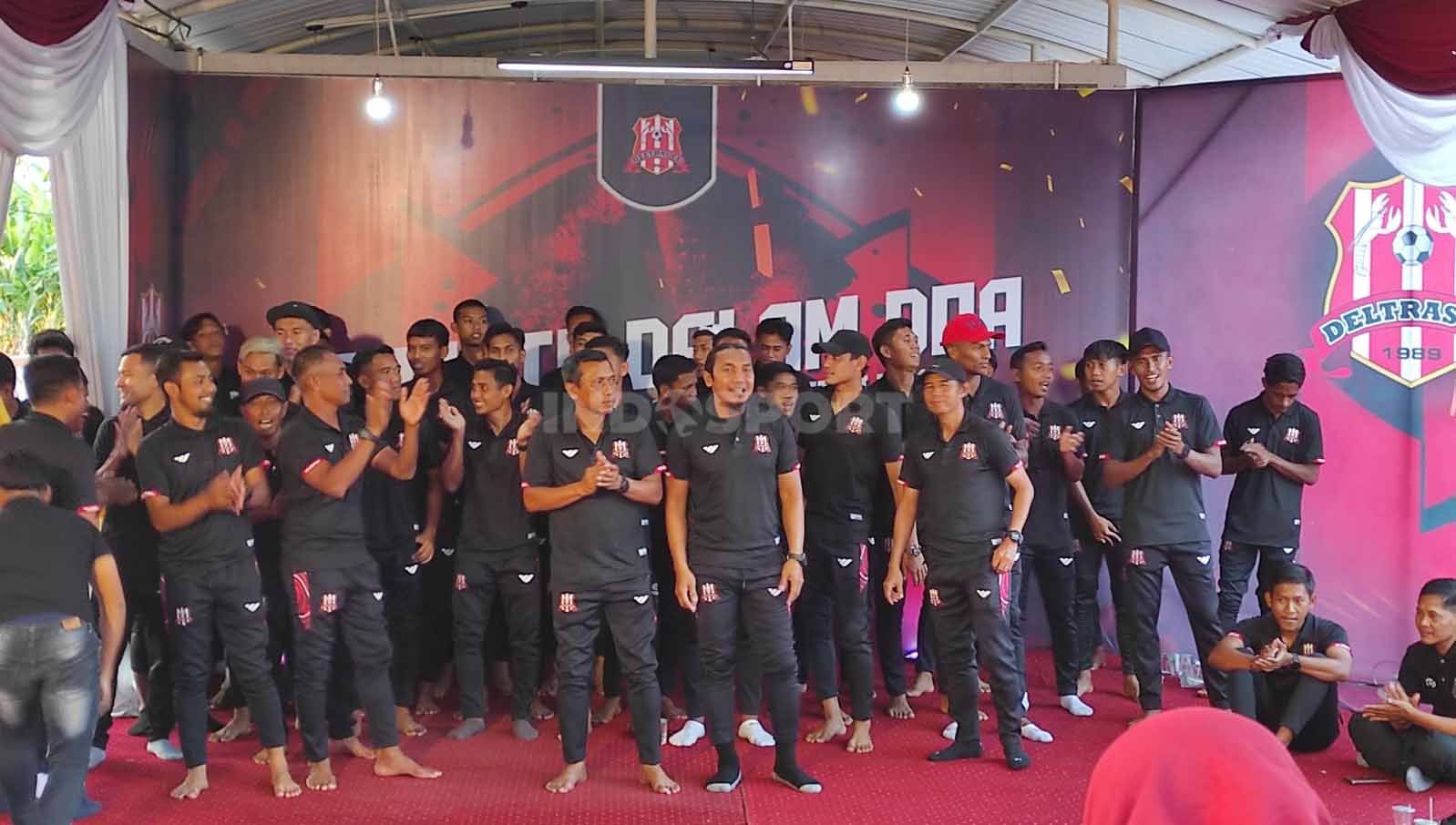 Jajaran pemain, tim dan pelatih Deltras FC pada kompetisi Liga 2 musim 2023-2024. Copyright: © Fitra Herdian/INDOSPORT