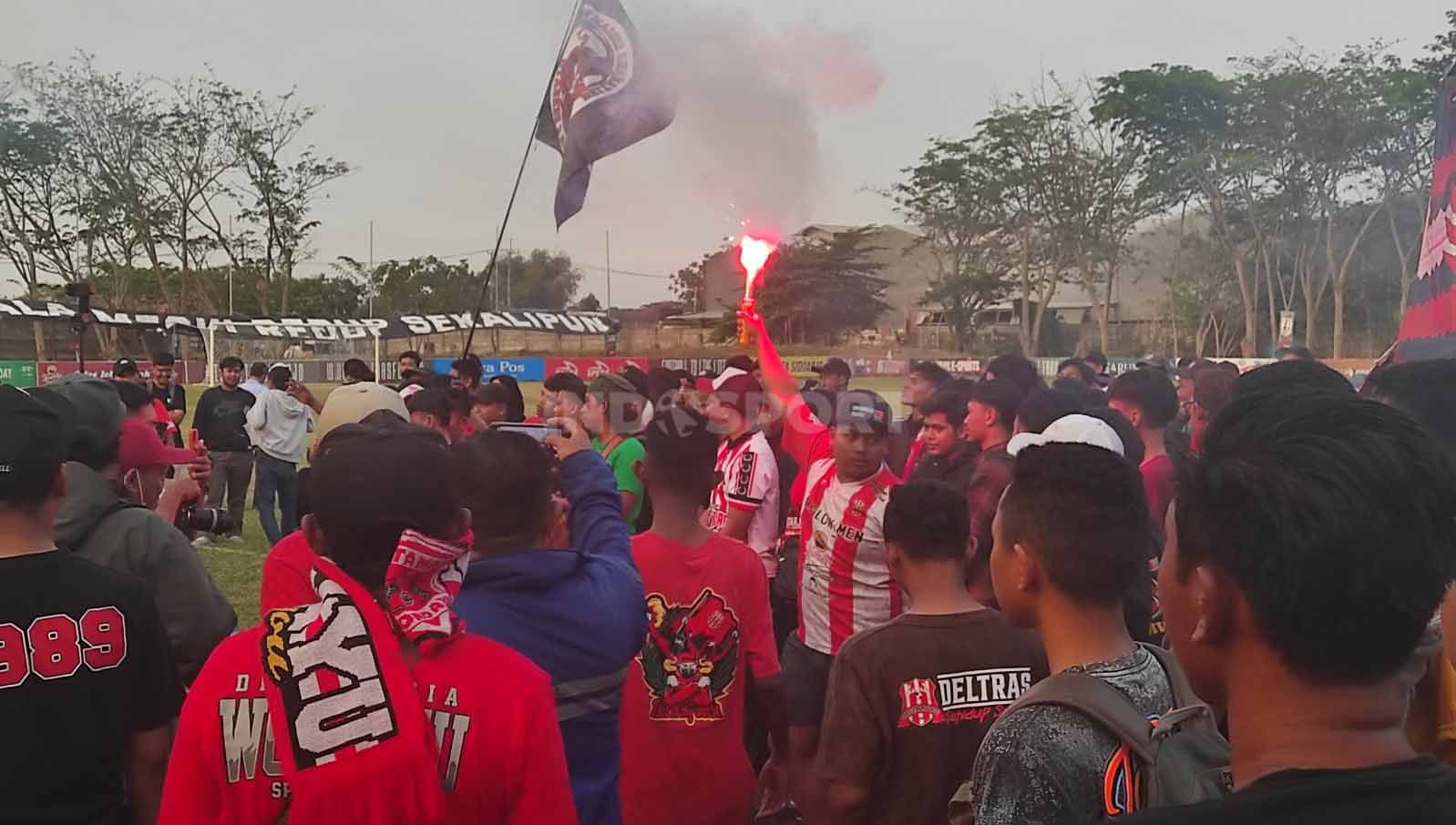 Deltamania merayakan kembali bergulirnya kompetisi Liga 2. Copyright: © Fitra Herdian/INDOSPORT