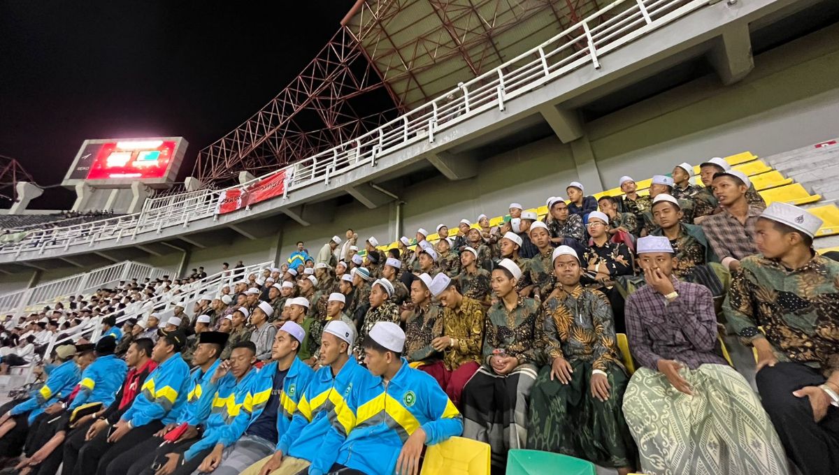 Ribuan santri di Jawa Timur menyaksikan langsung laga FIFA Match day antara Timnas Indonesia vs Turkmenistan di stadion GBT, Jumat (08/09/23). Copyright: © Dok. PSSI