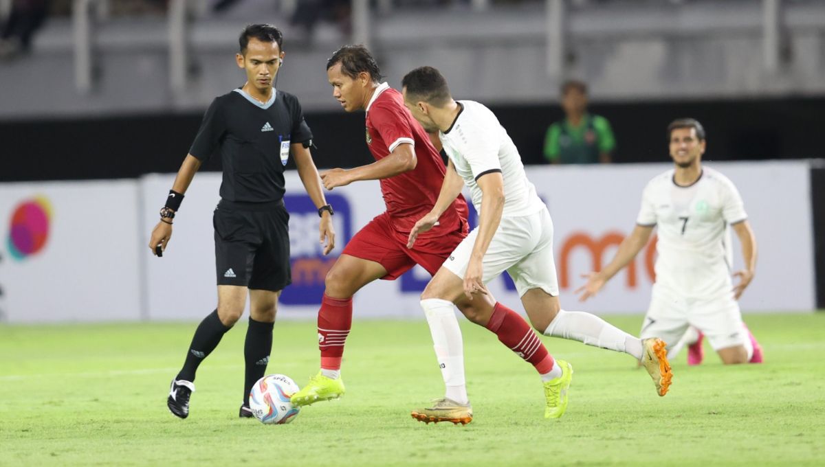 Pemain Timnas Indonesia, Adam Alis dijaga ketat pemain Turkmenistan pada laga FIFA Matchday di stadion GBT, Surabaya, Jumat (08/09/23). Copyright: © PSSI