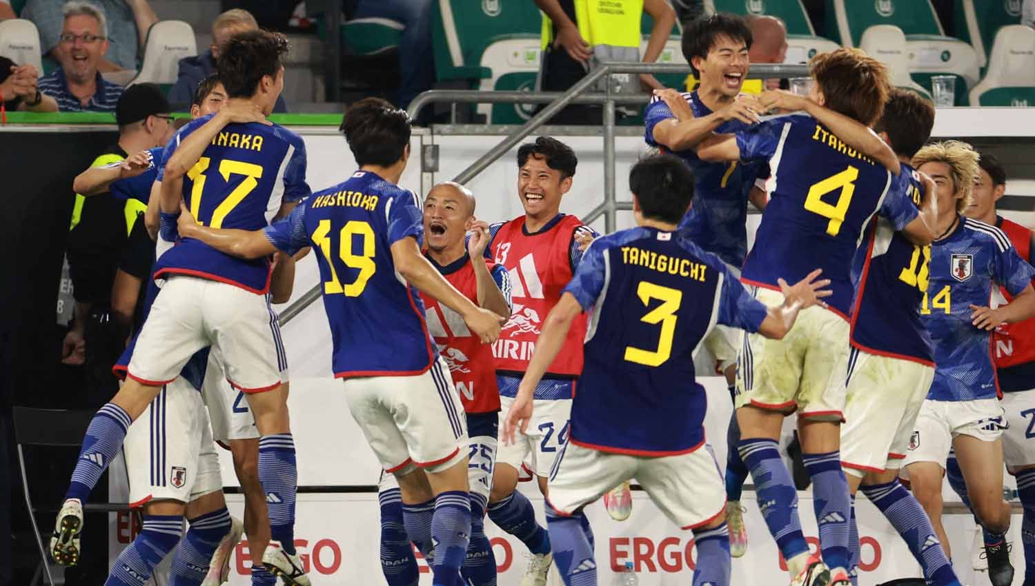 Selebrasi pemain Jepang Ao Tanaka bersama rekan setim usai mencetak gol keempat ke gawang Jerman. (Foto: REUTERS/Lisi Niesner) Copyright: © REUTERS/Lisi Niesner