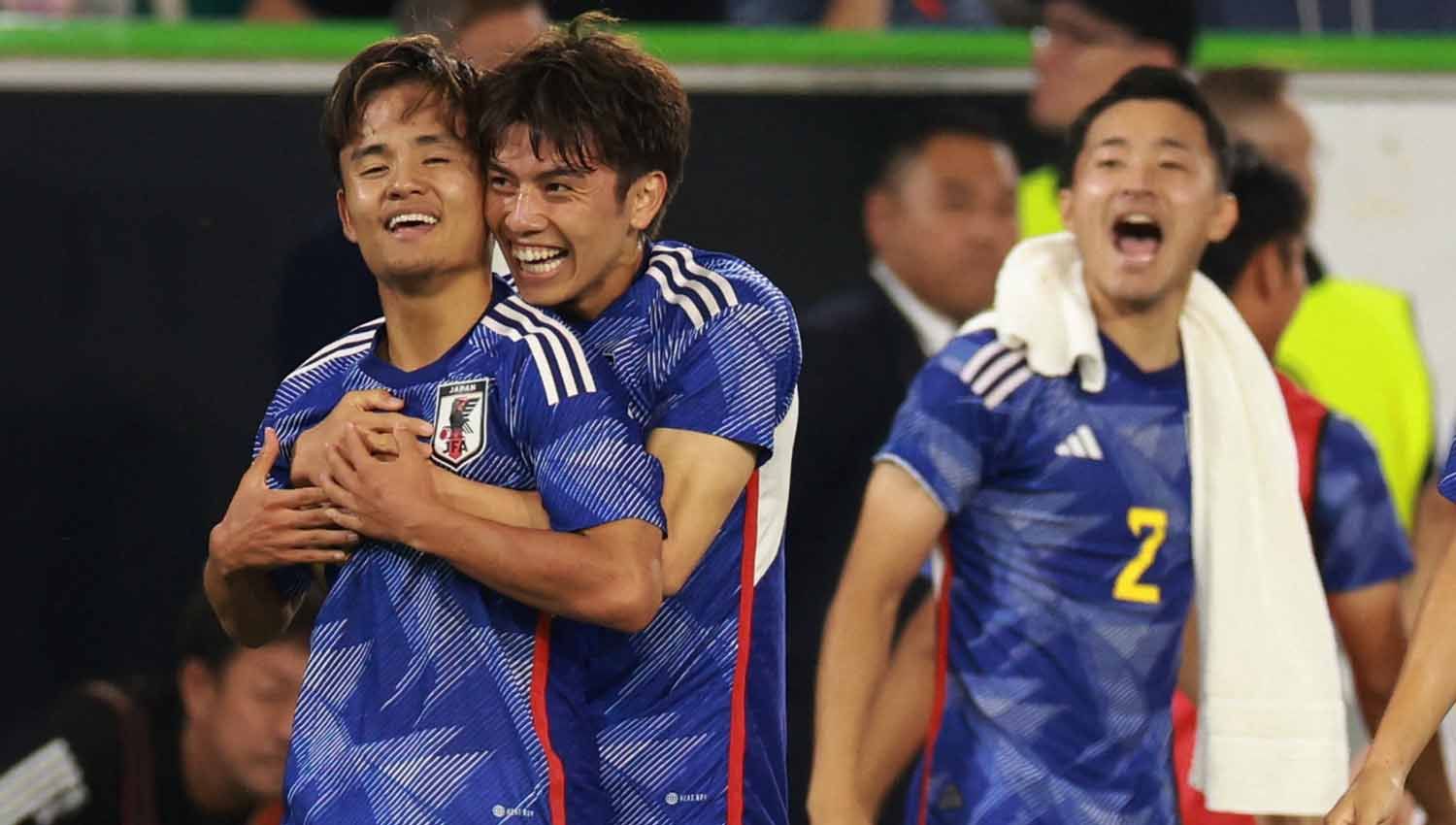 Selebrasi pemain Jepang Ao Tanaka bersama rekannya Takefusa Kubousai usai mencetak gol ke gawang Jerman. (Foto: REUTERS/Lisi Niesner) Copyright: © REUTERS/Lisi Niesner