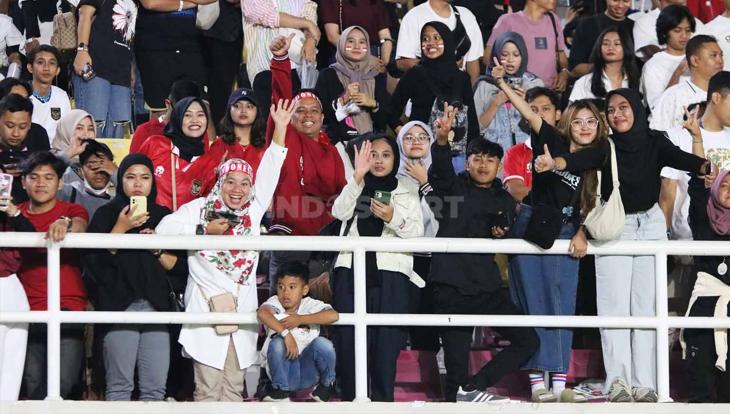 Dominasi para penonton wanita di Stadion Manahan Solo, utamanya tribun barat dan timur. Ketika dia tribun itu ikut bernyanyi, suara kaum hawa terdengar lebih dominan. (Foto: Nofik Lukman Hakim/INDOSPORT) Copyright: © Nofik Lukman Hakim/INDOSPORT