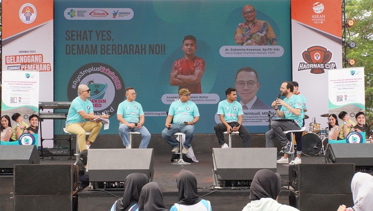 Asnawi Mangkualam (kanan) dalam acara diskusi Kemenkes bersama Takeda bertajuk Sehat Yes, DBD NO, di Jakarta, Minggu (10/9/23). Copyright: © Media Kemenkes RI