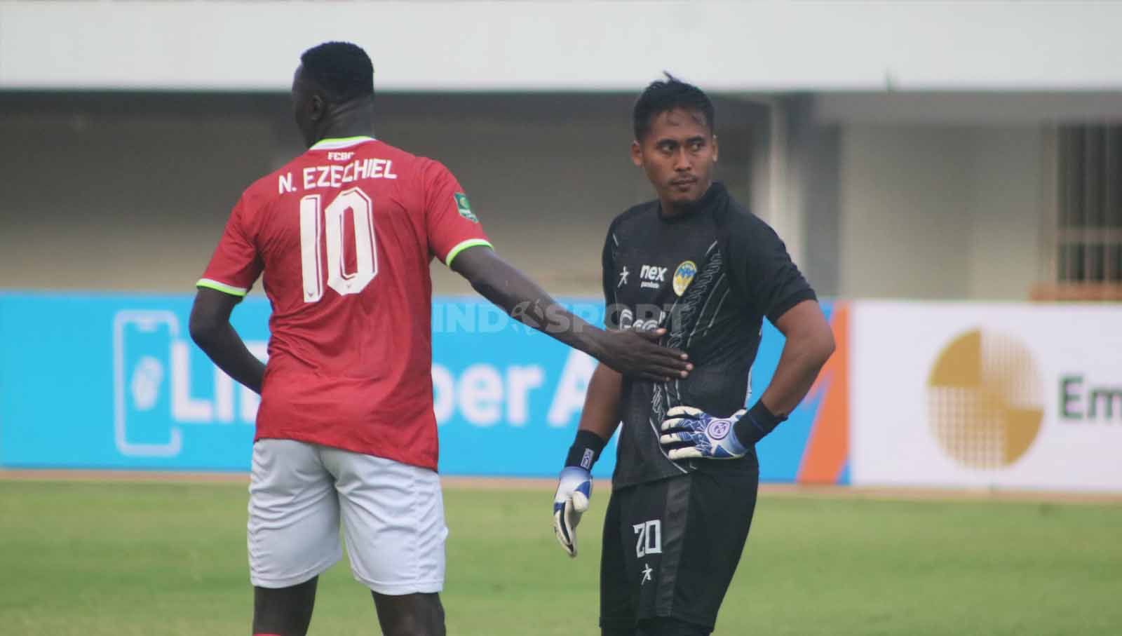 Ekspresi kiper PSIM, Sendri Johansyah, setelah dihampiri pembobol gawangnya tiga kali, Ezechiel Ndouassel, dalam pertandingan Liga 2 di Stadion Mandala Krida, Yogyakarta, Senin (11/9/23). (Foto: Nofik Lukman Hakim/INDOSPORT) Copyright: © Nofik Lukman Hakim/INDOSPORT