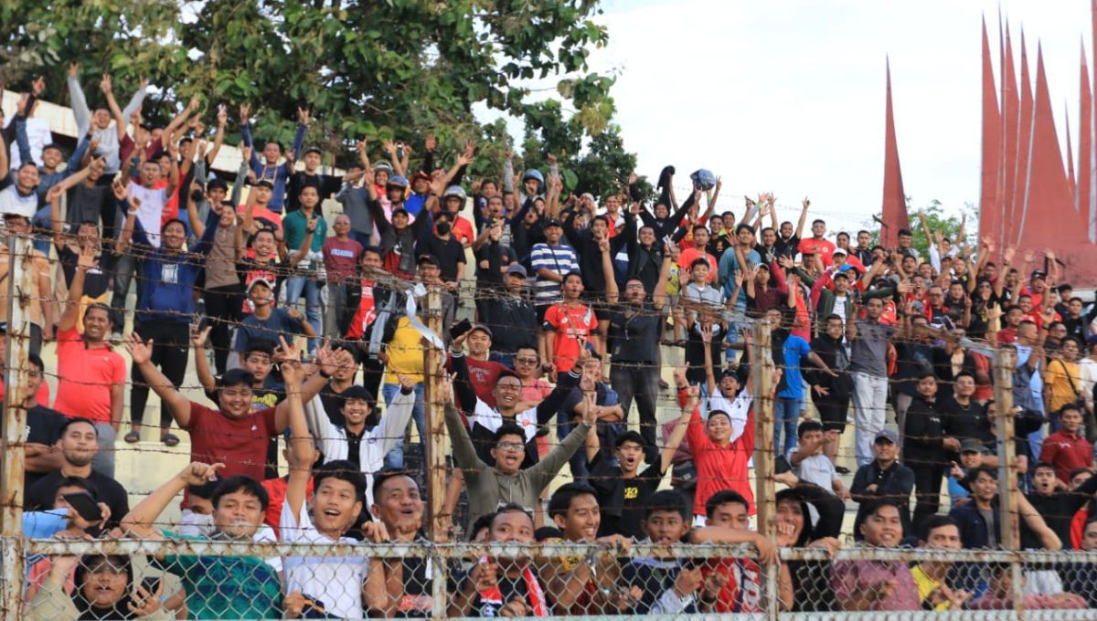 Suporter Semen Padang saat mendukung timnya melawan PSDS Deli Serdang pada laga Liga 2 2023/2024 di Stadion H Agus Salim, Senin (11/09/23). Copyright: © MO Semen Padang