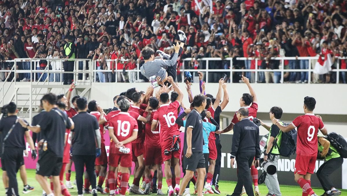 Shin Tae-yong dilempar ke atas oleh para pemain Timnas Indonesia U-23 sebagai perayaan setelah lolos Piala Asia U-23 2024 Copyright: © Nofik Lukman Hakim/INDOSPORT