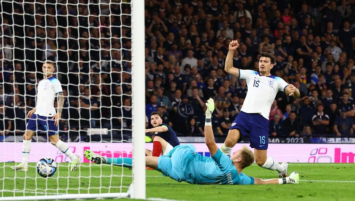 Momen Harry Maguire cetak gol ke gawang sendiri di laga Skotlandia vs Inggris Copyright: © REUTERS/Carl Recine