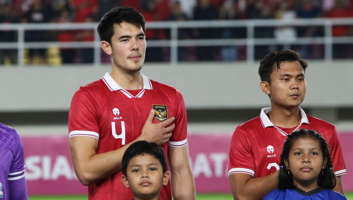 Bek Timnas U-23, Elkan Baggott dan Komang Teguh saat menyanyikan lagu Indonesia Raya sebelum laga Kualifikasi Piala Asia U-23 antara Timnas Indonesia U-23 melawan Turkmenistan di Stadion Manahan Solo, Selasa (12/09/23). Copyright: © Nofik Lukman Hakim/INDOSPORT