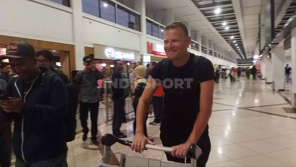 Pelatih baru Persebaya Surabaya, Josep Gombau tiba di Bandara Juanda . (Foto: Fitra Herdian/INDOSPORT) Copyright: © Fitra Herdian/INDOSPORT