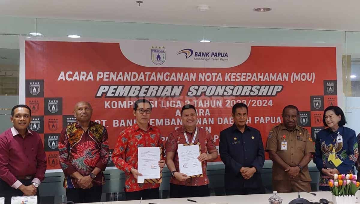 Petinggi manajemen Persipura Jayapura bersama Pj Gubernur Papua dan Direksi PT Bank Papua usai penandatanganan MoU. (Foto: Sudjarwo/INDOSPORT) Copyright: © Sudjarwo/INDOSPORT