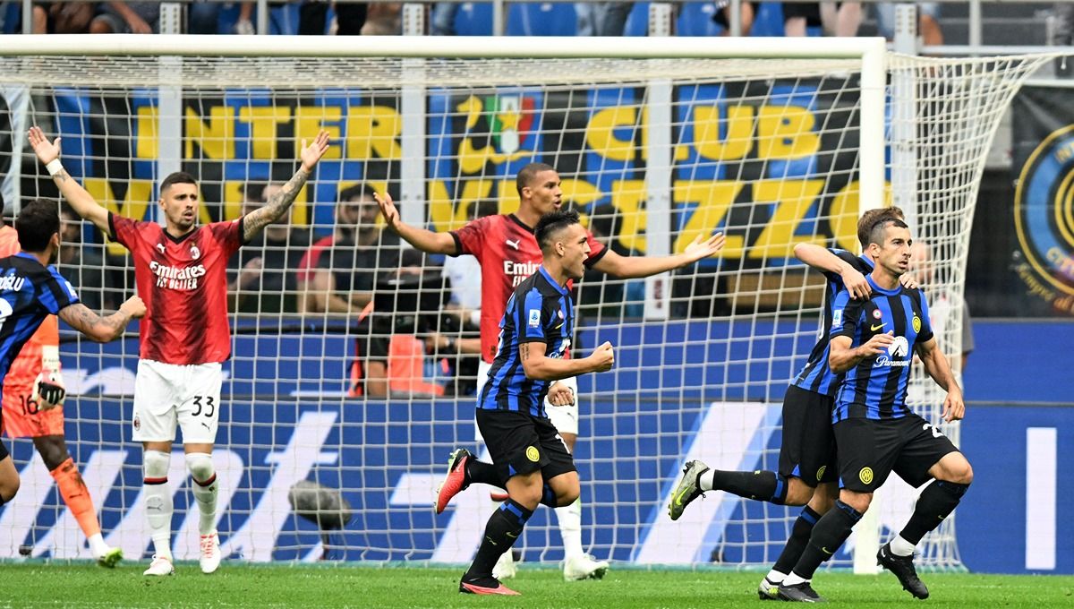 Selebrasi Henrikh Mkhitaryan saat mencetak gol di laga Liga Italia (Serie A) antara Inter Milan vs AC Milan. Copyright: © REUTERS/Daniele Mascolo