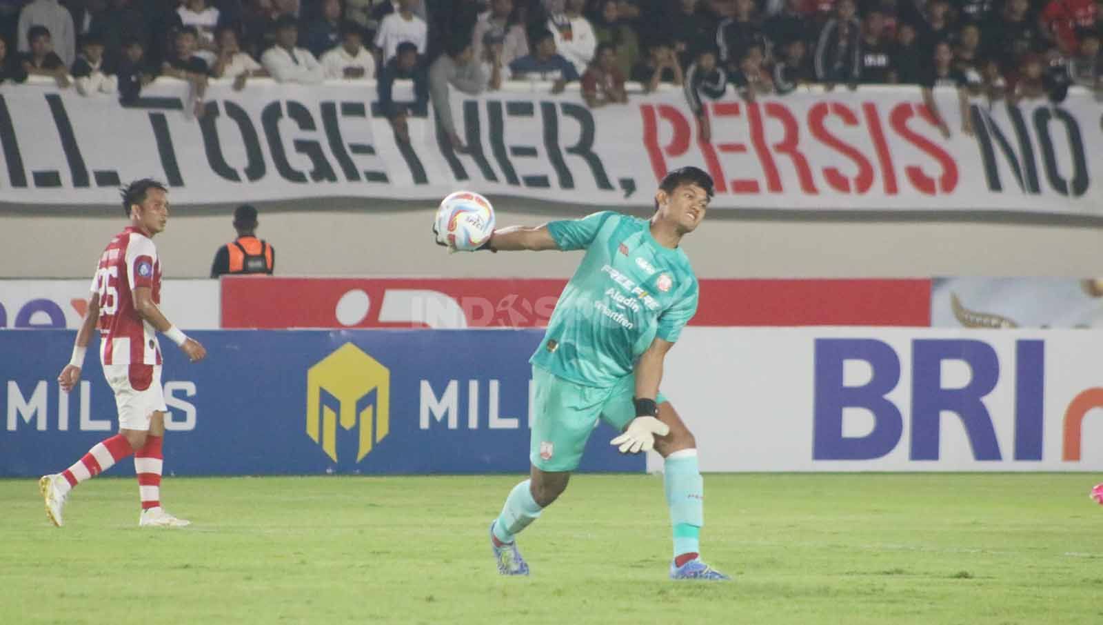 Kiper Persis Solo, Muhammad Riyandi, kembali bermain setelah penyembuhan cedera lutut selama tujuh bulan. Riyandi sukses clean-sheet dalam laga pekan ke-12 Liga 1 2023-2024 di Stadion Manahan Solo, Sabtu (16/9/23). Copyright: © Nofik Lukman Hakim/INDOSPORT