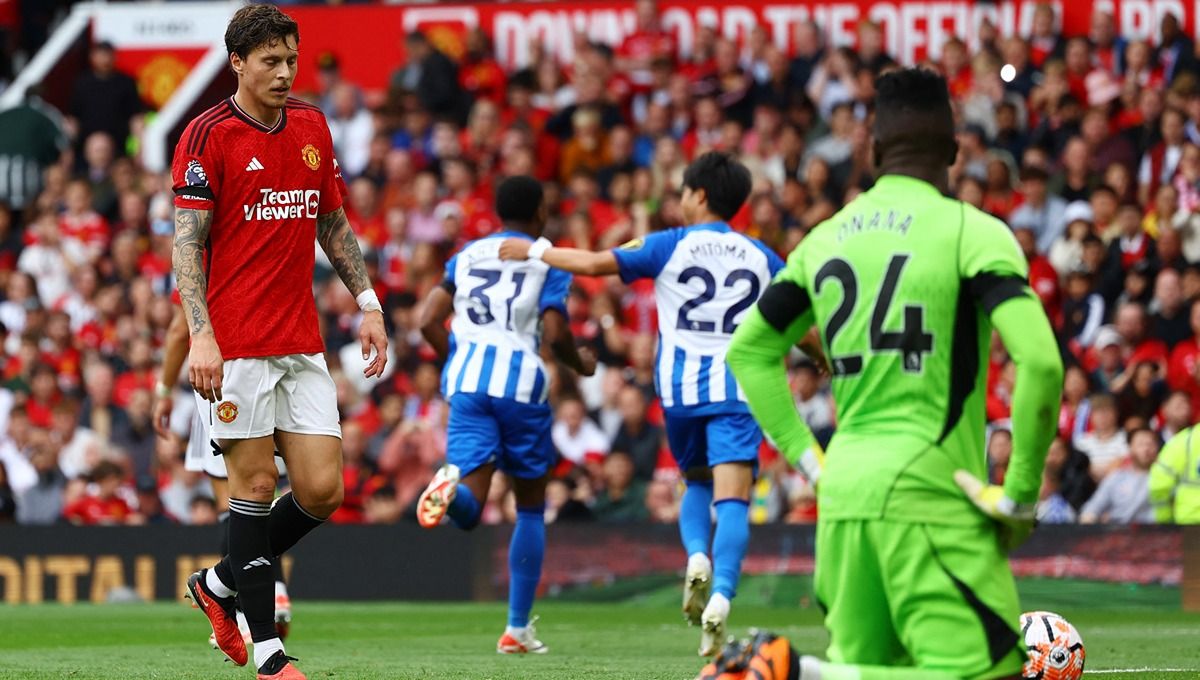 Ekspresi kecewa Victor Lindelof (kiri) dan Andre Onana (kanan) usai gawang Manchester United dijebol Brighton (16/09/23). (Foto: REUTERS/Molly Darlington) Copyright: © REUTERS/Molly Darlington