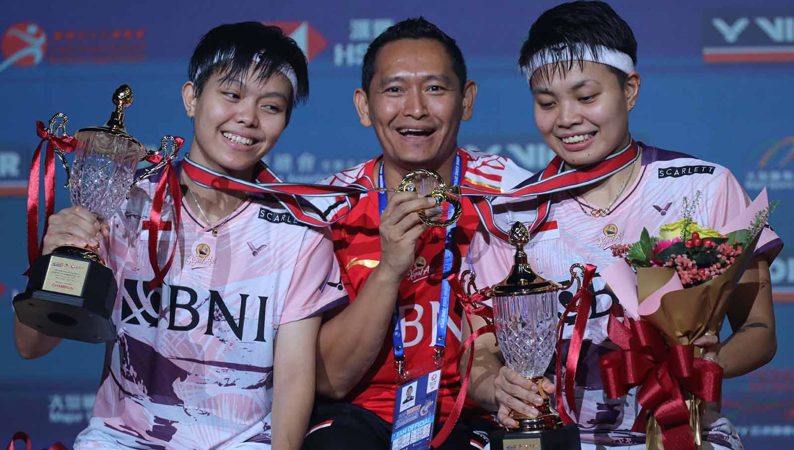 Apriyani Rahayu/Siti Fadia Silva Ramadhanti bersama asisten pelatih ganda putri Pelatnas PBSI, Prasetyo Restu Basuki di podium juara Hong Kong Open 2023. (Foto: PBSI) Copyright: © PBSI