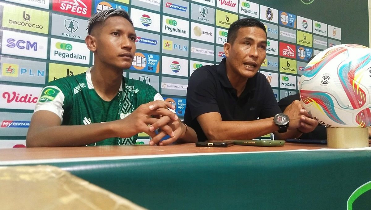 Pelatih PSMS Medan, Ridwan Saragih (kanan), didampingi pemainnya, M. Fardan Harahap (kiri). Foto: Aldi Aulia Anwar/INDOSPORT Copyright: © Aldi Aulia Anwar/INDOSPORT