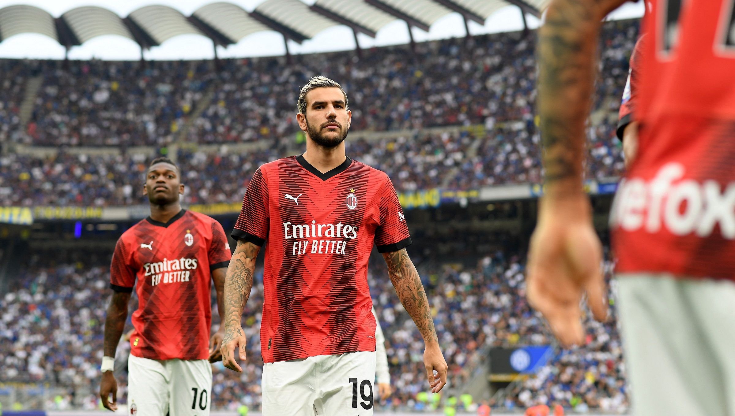 Theo Hernandez (kanan) dan Rafael Leao tertunduk lesu selesai babak pertama derby Inter Milan vs AC Milan, Sabtu (15/09/23). Copyright: © REUTERS/Daniele Mascolo