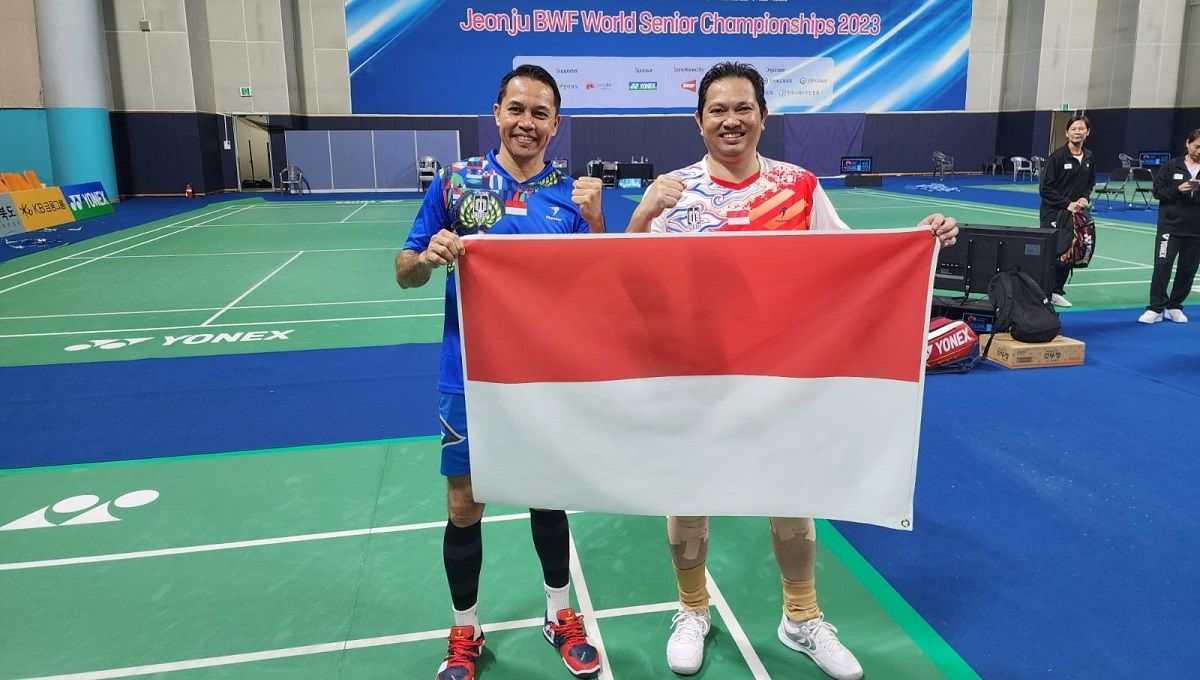 Momen legenda bulutangkis Indonesia, Hariyanto Arbi/Marleve Mainaky naik podium Kejuaraan Dunia Bulutangkis Senior 2023. Copyright: © Foto: Hariyanto Arbi