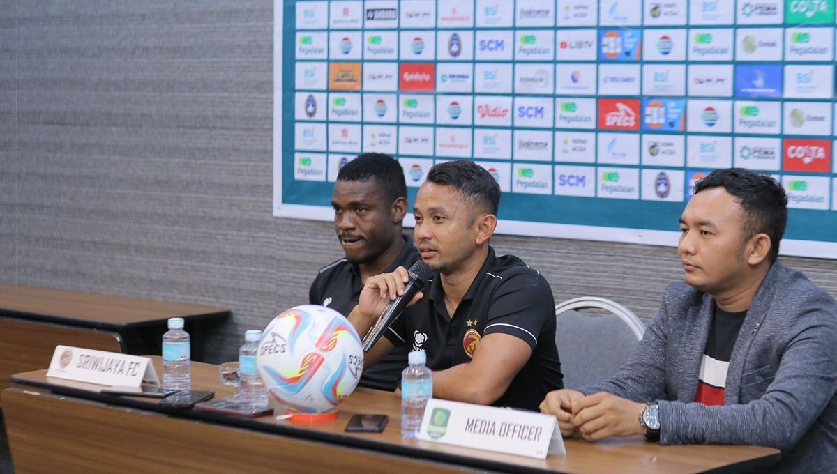 Pelatih Sriwijaya FC, Muhamad Yusup Prasetiyo (tengah). (Foto: MO Persiraja Banda Aceh) Copyright: © MO Persiraja Banda Aceh