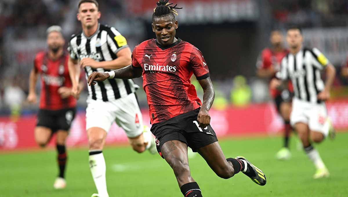 Pemain AC Milan, Rafael Leao saat melindungi bola dari rebutan pemain Newcastle United di Liga Champions. Copyright: © REUTERS/Daniele Mascolo