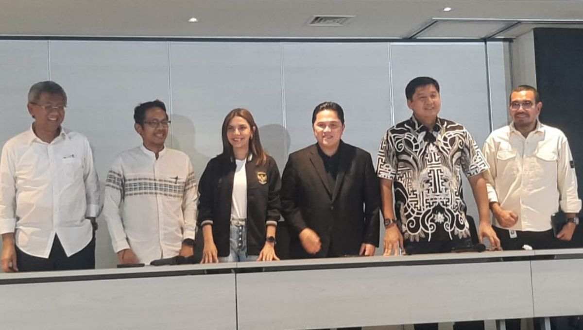 Ketua Umum PSSI, Erick Thohir, memperkenalkan anggota Satgas Anti Mafia Bola Independen di mana salah satunya ada Najwa Shihab. Rabu (20/09/23). Copyright: © Zainal Hasan/INDOSPORT