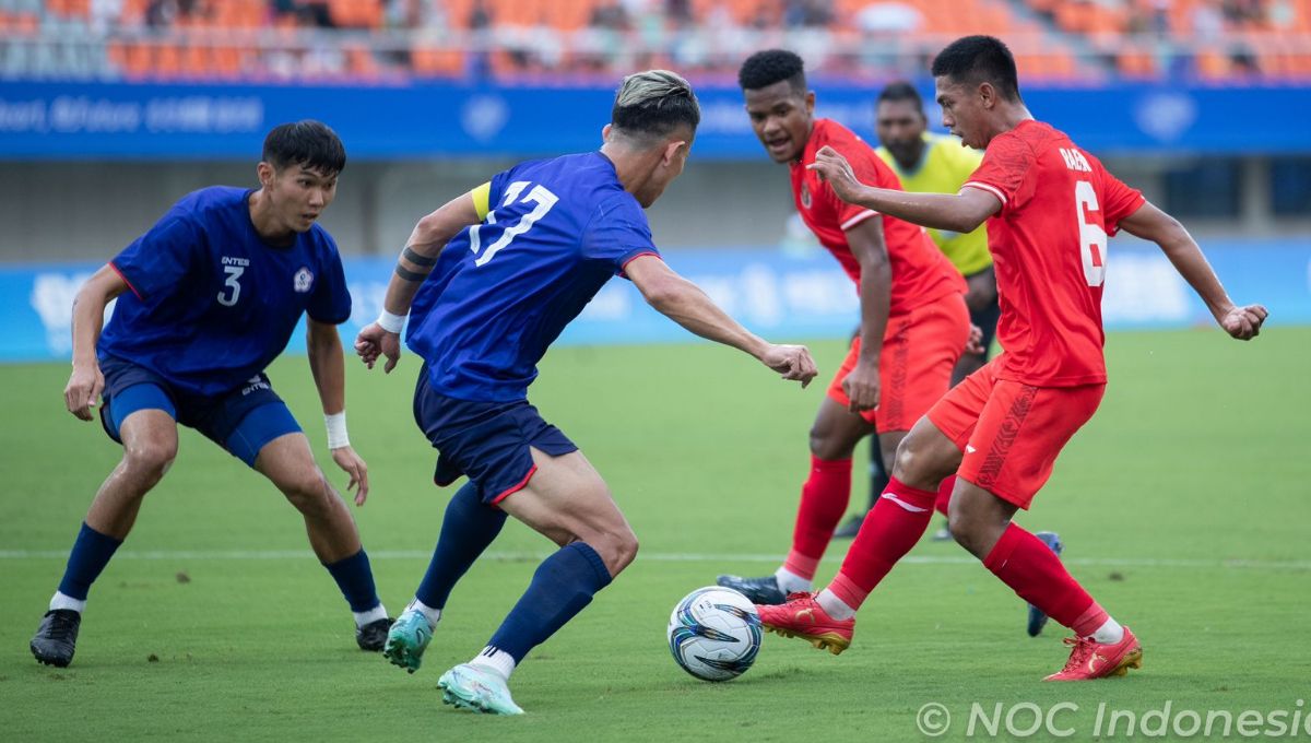 Indra Sjafri mengatakan salah satu faktor kekalahan dari Taiwan di laga kedua Grup F Asian Games 2022 adalah banyaknya kesalahan passing dari pemain. Copyright: © NOC Indonesia/Naif Al'As