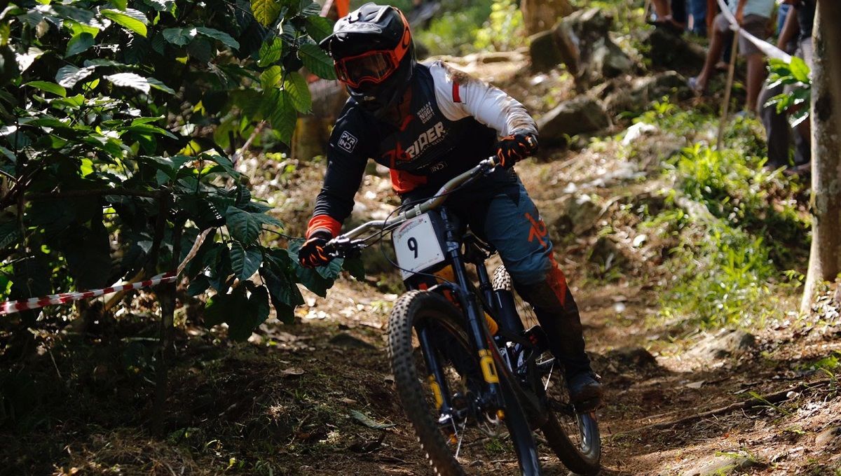 Khoiful Mukhib saat berlaga di 76 Indonesian Downhill 2022 Seri 2 di Ternadi Bike Park, Kudus, Jawa Tengah. Copyright: © 76Rider