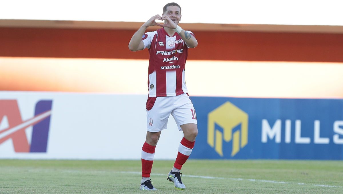 Gelandang Persis Solo, Alexis Messidoro, saat merayakan gol ke gawang RANS Nusantara FC dalam laga pekan ke-13 Liga 1 2023-2024 di Maguwoharjo, Jumat (22/9/23). Copyright: © Persis Solo