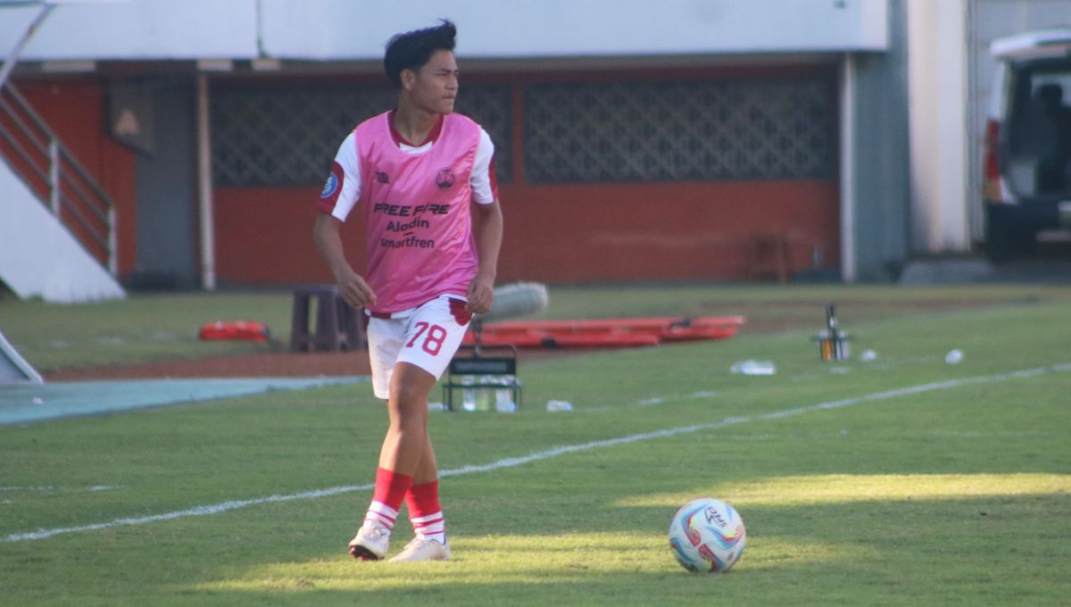 Gelandang Persis Solo, Zanadin Fariz, untuk pertama kali masuk line up sejak operasi cedera lutut pada Maret 2023. Copyright: © Nofik Lukman Hakim/INDOSPORT