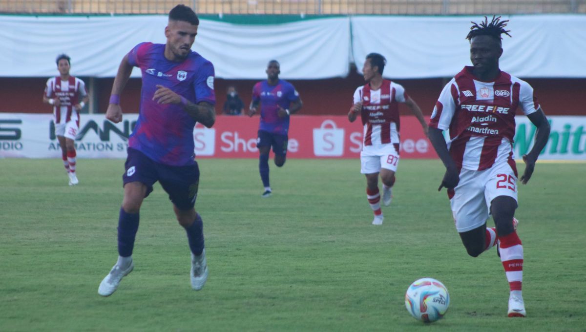Gelandang Persis Solo, Moussa Sidibe, berusaha melewati penjagaan bek RANS Nusantara FC dalam laga pekan ke-13 Liga 1 2023-2024 di Maguwoharjo, Jumat (22/9/23). Copyright: © Nofik Lukman Hakim/INDOSPORT