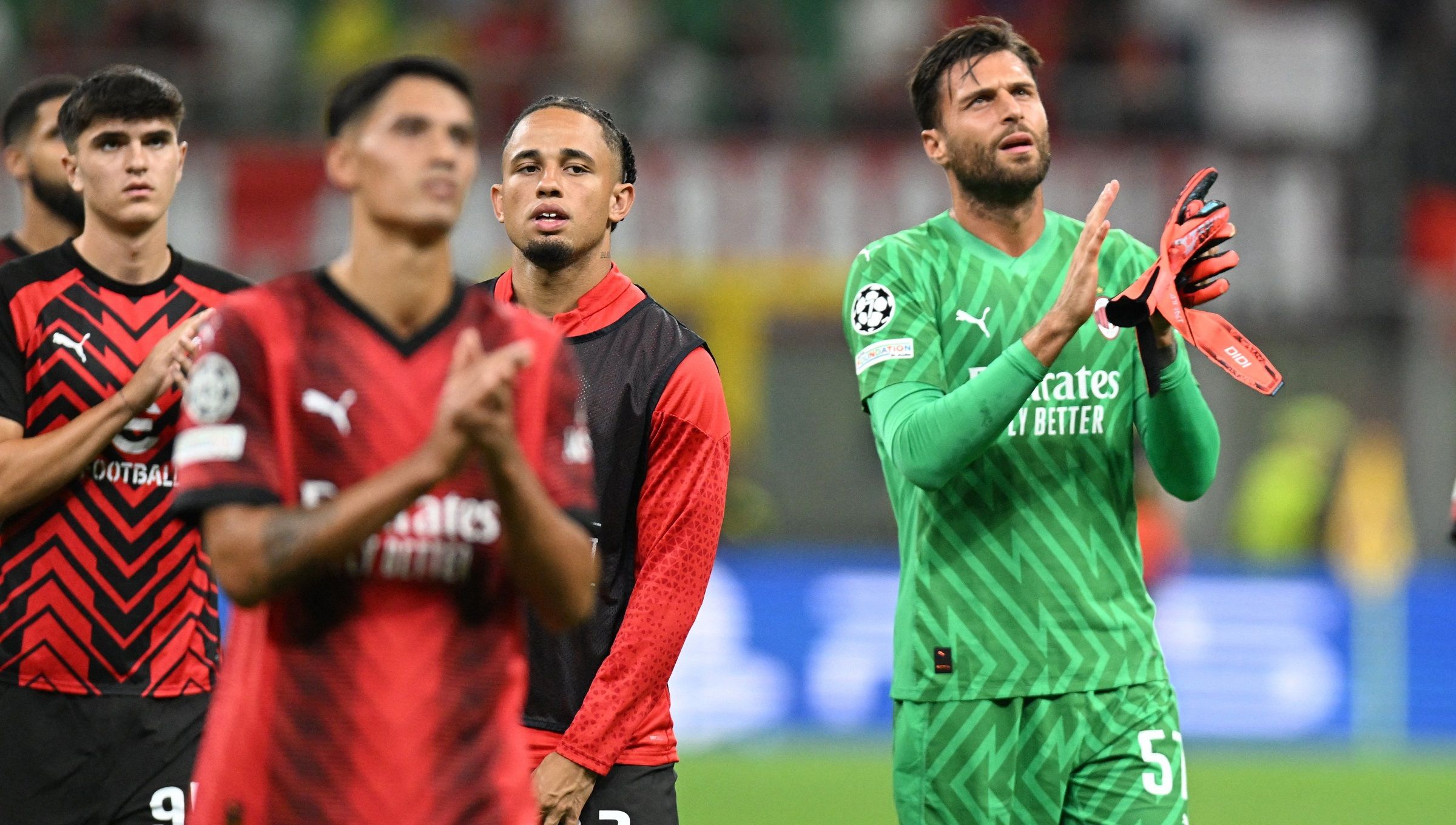 Marco Sportiello (kanan), memberikan apresiasi bersama rekannya di klub Liga Italia, AC Milan, Selasa (19/09/23). Copyright: © REUTERS/Daniele Mascolo