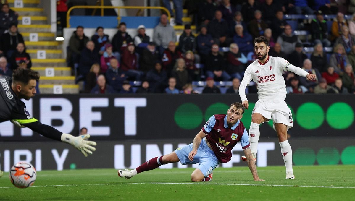 Bruno Fernandes melepaskan tembakan berbuah gol di laga Burnley vs Manchester United (24/09/23). (Foto: Reuters/Lee Smith) Copyright: © Reuters/Lee Smith