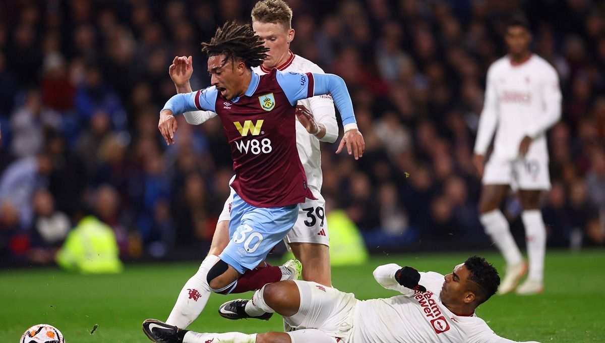 Luca Koleosho (tengah) mendapat hadangan dari Casemiro di laga Burnley vs Manchester United (24/09/23). (Foto: REUTERS/Carl Recine) Copyright: © REUTERS/Carl Recine