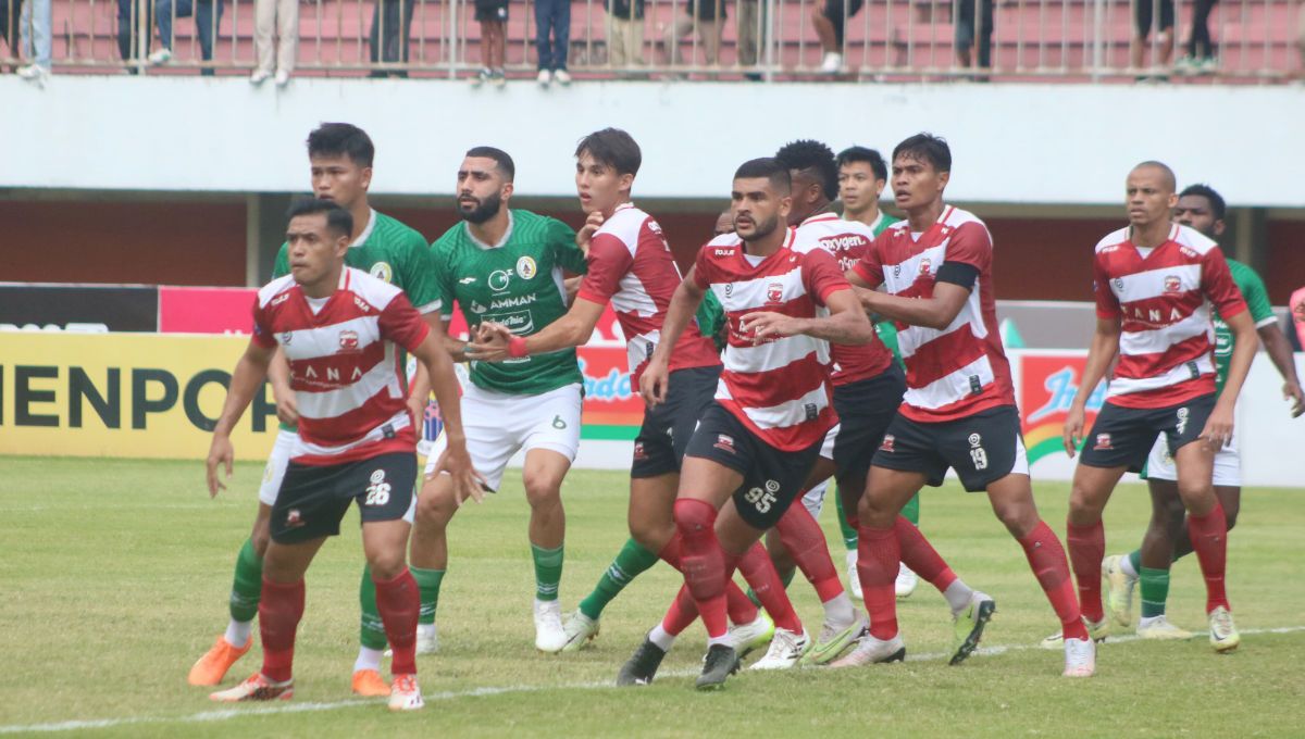 Para pemain Madura United menjaga pemain PSS Sleman  dalam laga pekan ke-13 Liga 1 2023-2024 di Stadion Maguwoharjo, Minggu (24/9/23). Copyright: © Nofik Lukman Hakim/INDOSPORT