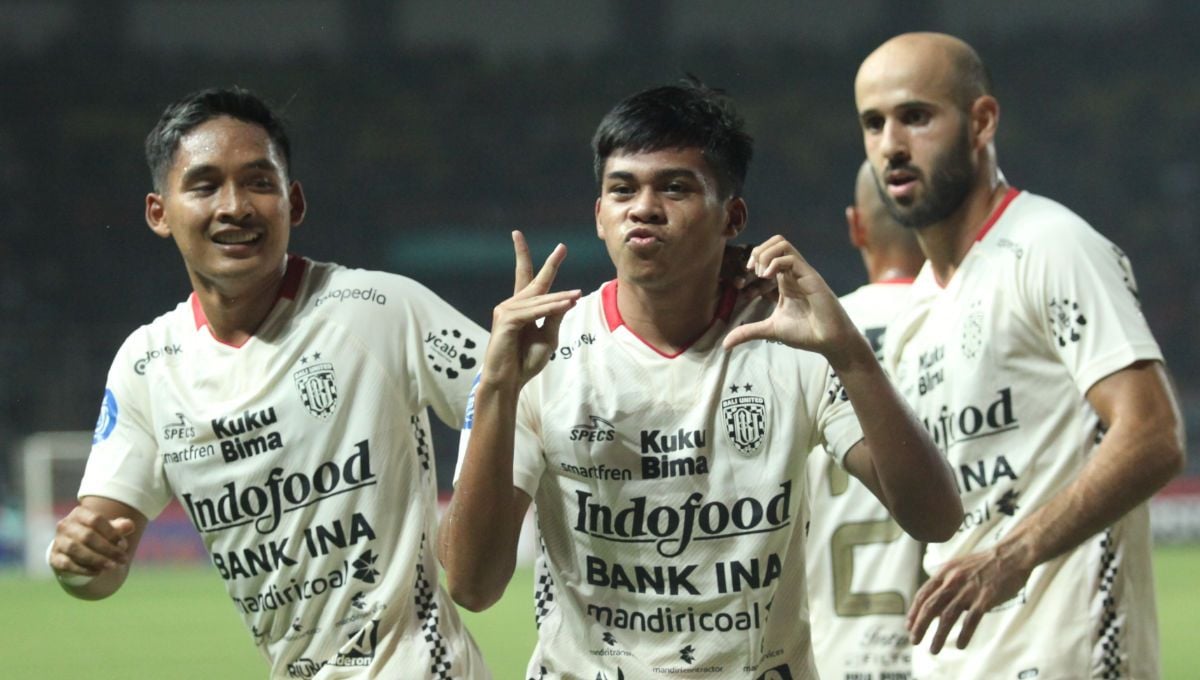 Selebrasi pemain Bali United, Rahmat Arjuna usai mencetak gol ke gawang Persija pada laga pekan ke-13 Liga 1 2023/2024 di Stadion Patriot, Minggu (24/09/23). Copyright: © Herry Ibrahim/INDOSPORT