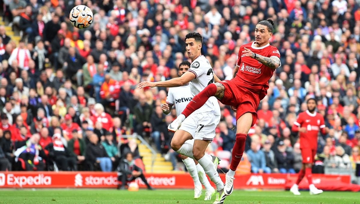 Darwin Nunez lepas dari pengawalan Nayev Aguerd (kiri) dan mencetak gol di laga Liverpool vs West Ham (24/09/23). (Foto: REUTERS/Peter Powell) Copyright: © REUTERS/Peter Powell