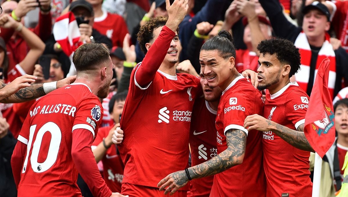 Darwin Nunez merayakan golnya dengan Alexis Mac Allister di laga Liverpool vs West Ham (24/09/23). (Foto: REUTERS/Peter Powell) Copyright: © REUTERS/Peter Powell