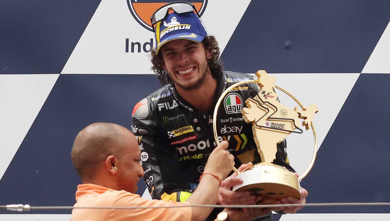 Pembalap Marco Bezzecchi saat menerima trofi di podium usai memenangkan balapan MotoGP India 2023 di Sirkuit Internasional Buddh, Greater Noida, India, Minggu (24/09/23). (Foto: REUTERS/Anushree Fadnavis) Copyright: © REUTERS/Anushree Fadnavis