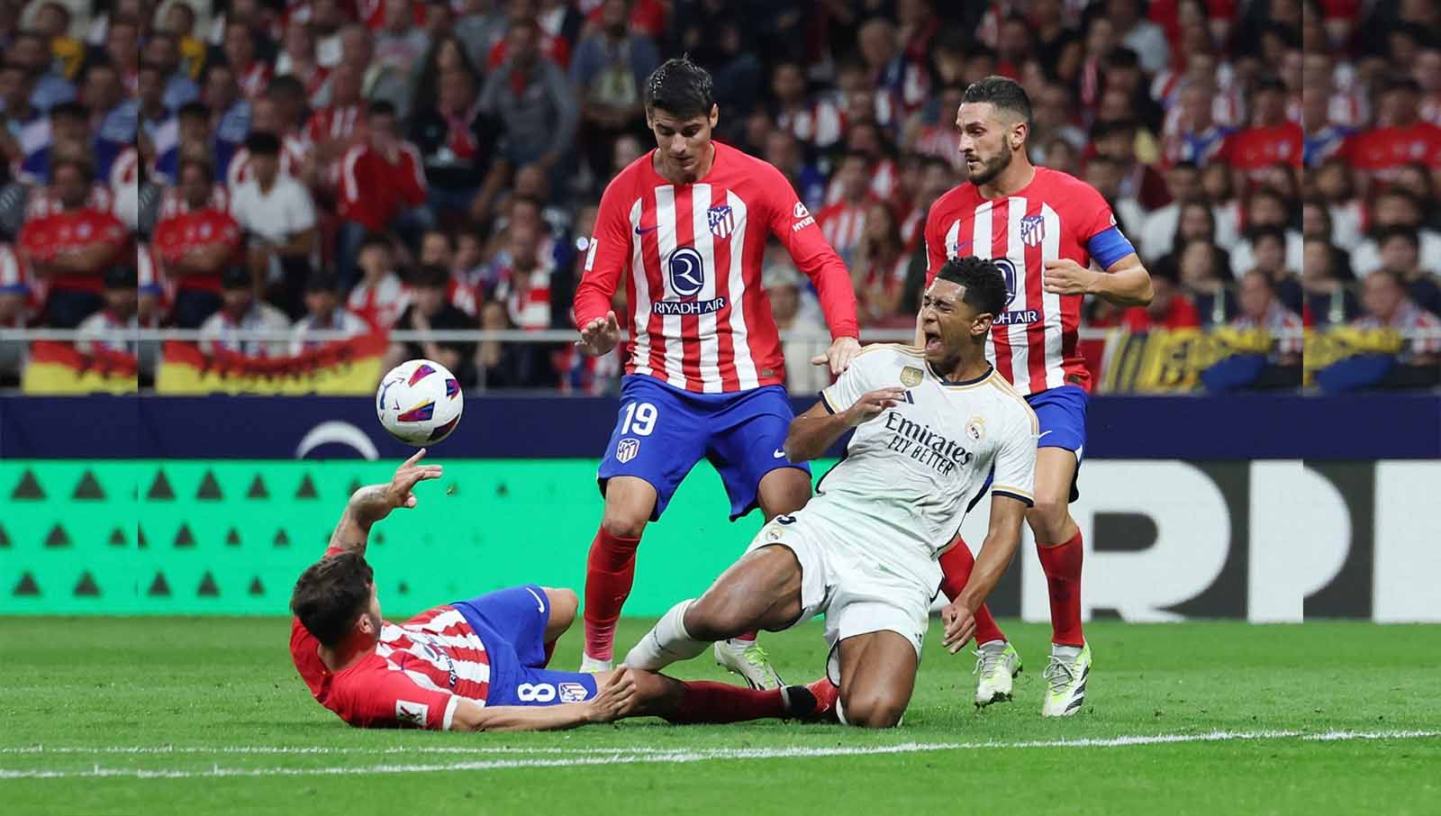 Duel Saul Niguez dengan Jude Bellingham di laga LaLiga antara Atletico Madrid vs Real Madrid, Senin (25/09/23). (Foto: REUTERS/Isabel Infantes) Copyright: © REUTERS/Isabel Infantes