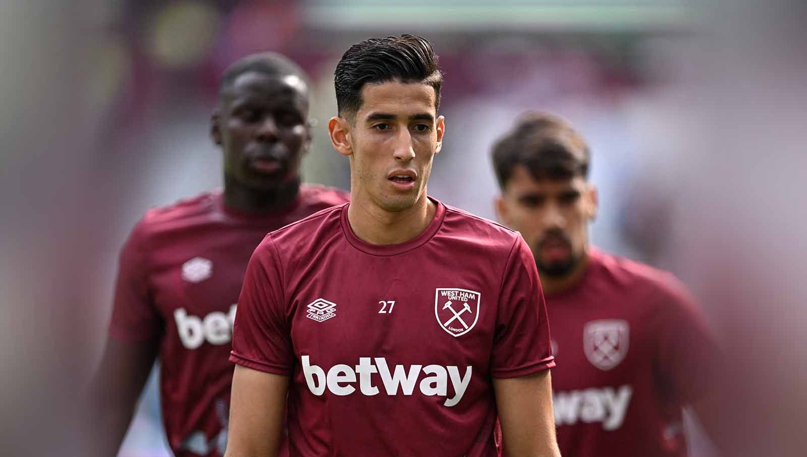 Pemain West Ham United incaran Liverpool, Nayef Aguerd, saat pemanasan sebelum pertandingan. (Foto: REUTERS/Tony Obrien) Copyright: © REUTERS/Tony Obrien