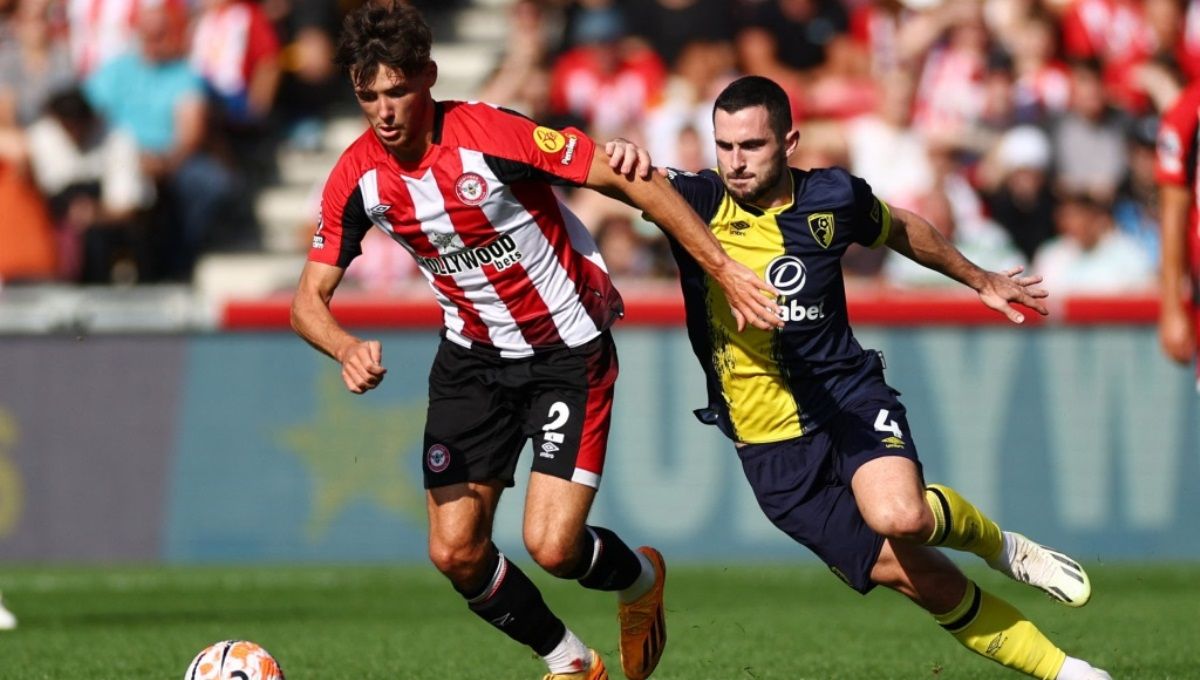 Pmeain Brentford, Aaron Hickey (kiri). Foto: Action Images via Reuters/Andrew Boyers. Copyright: © Action Images via Reuters/Andrew Boyers