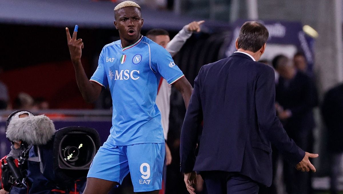 Victor Osimhen (kiri) bertikai dengan pelatih Napoli, Rudi Garcia. (Foto: REUTERS/Ciro De Luca) Copyright: © REUTERS/Ciro De Luca